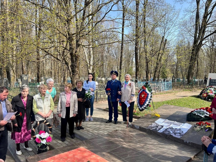 В Рославльском районе работники прокуратуры приняли участие в возложении цветов