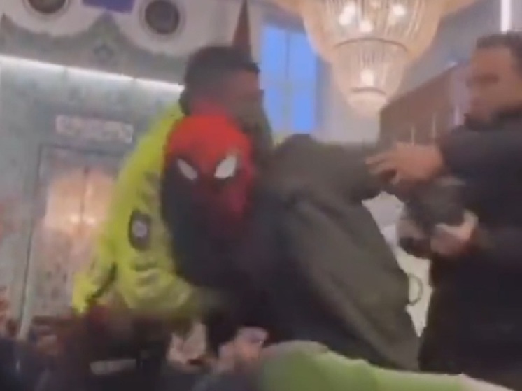 В Турции полиция задержала в мечети мужчину в костюме Человека-паука