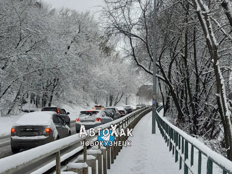 Девятибалльные пробки возникли в Новокузнецке из-за выпавшего снега