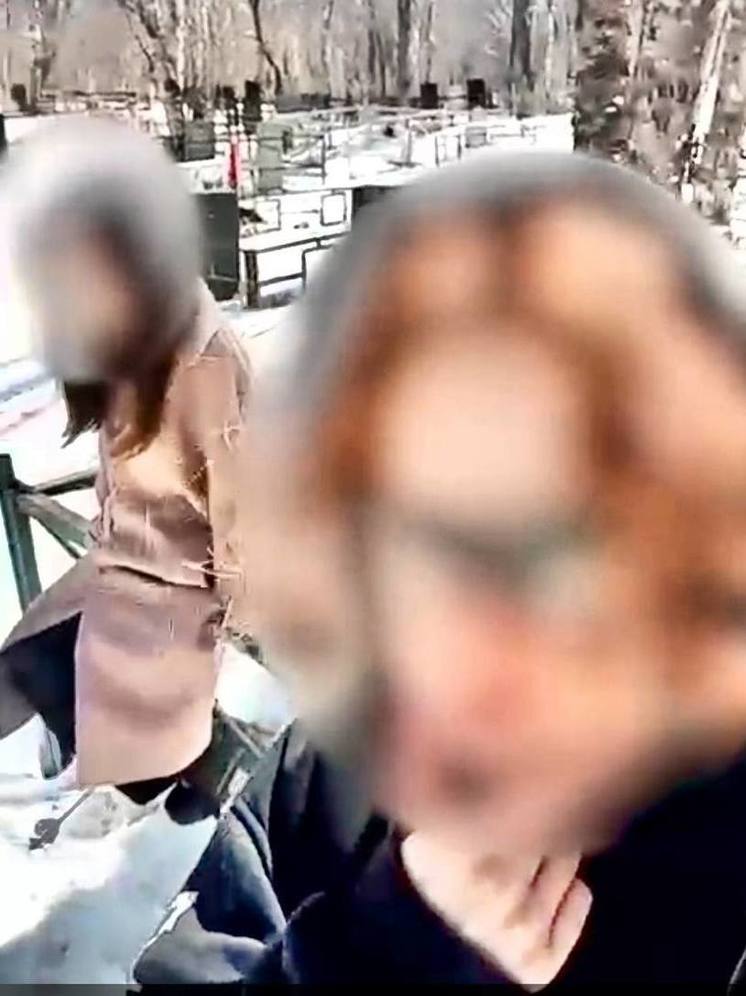 Сахалинские сестры снимали ролики для блога на кладбище