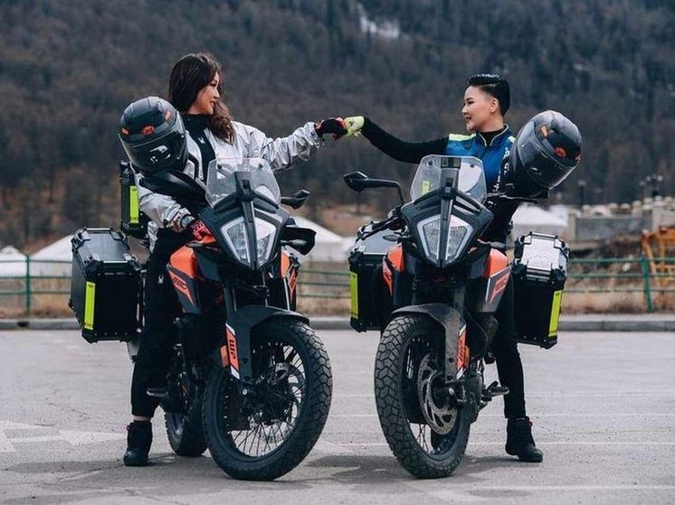 Монгольские мотоциклистки хотят проехать по Великому Шелковому пути