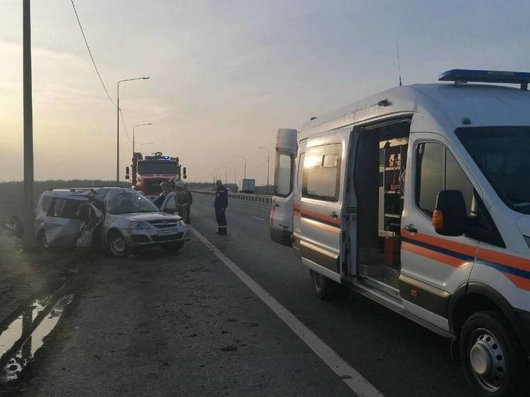 В столкновении машины со столбом в Саратове пострадали семь человек