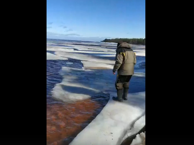 Трех рыбаков в Карелии унесло на льдине в озеро