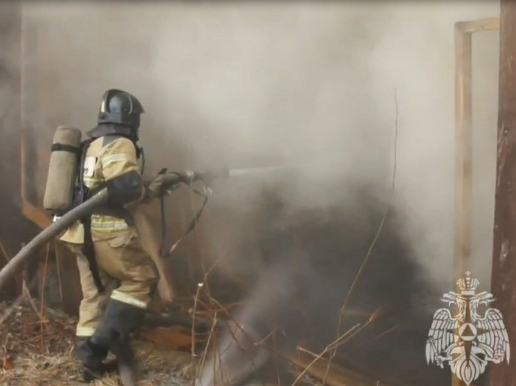 В Йошкар-Оле пожарные затушили возгорание в ангаре