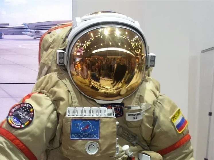 Мужчина в костюме пришельца на «космическом» велосипеде ездил по Екатеринбургу