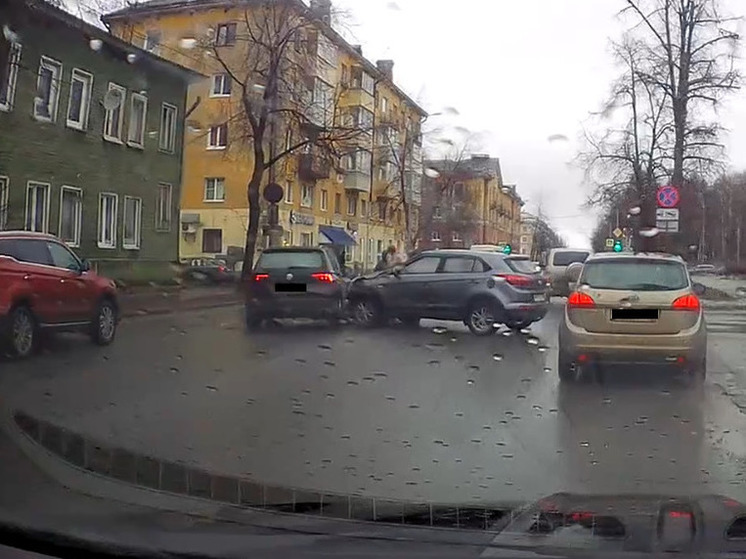 Два автомобиля столкнулись и перекрыли улицу в центре Петрозаводска