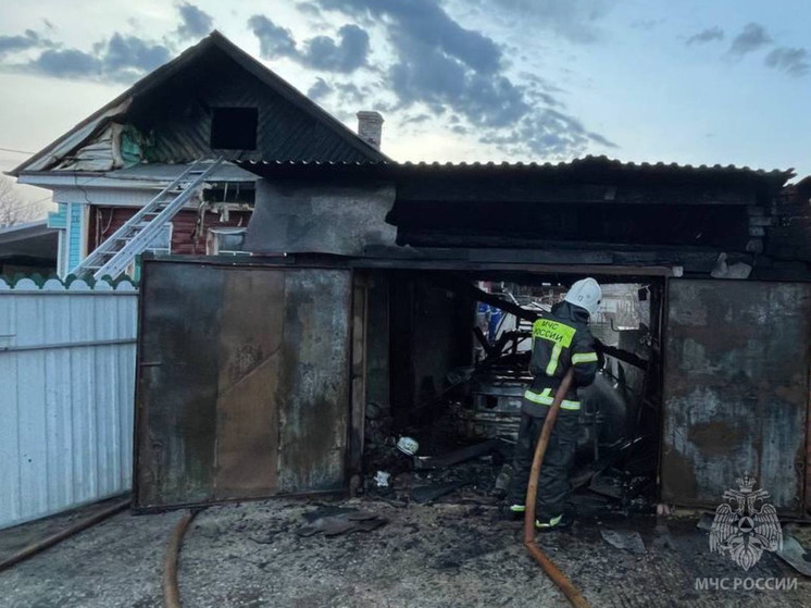 В Кинешме в ночь на 11 апреля сгорели частный дом, два гаража и один автомобиль