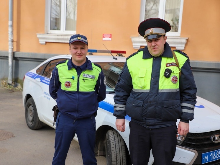 Псковские автоинспекторы эвакуировали жильцов из горящей многоэтажки