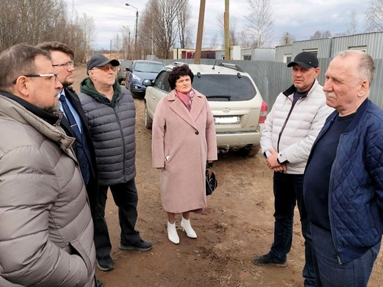 Кировские общественники проверили ход строительства школы в Озерках