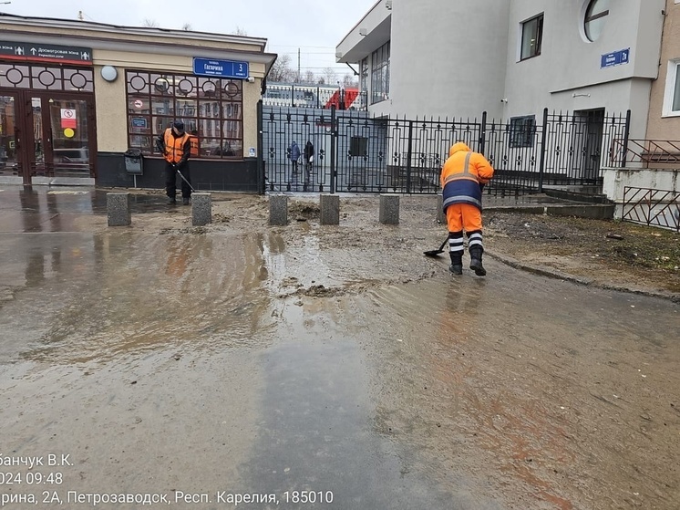 Смет начали убирать с дорог и тротуаров Петрозаводска