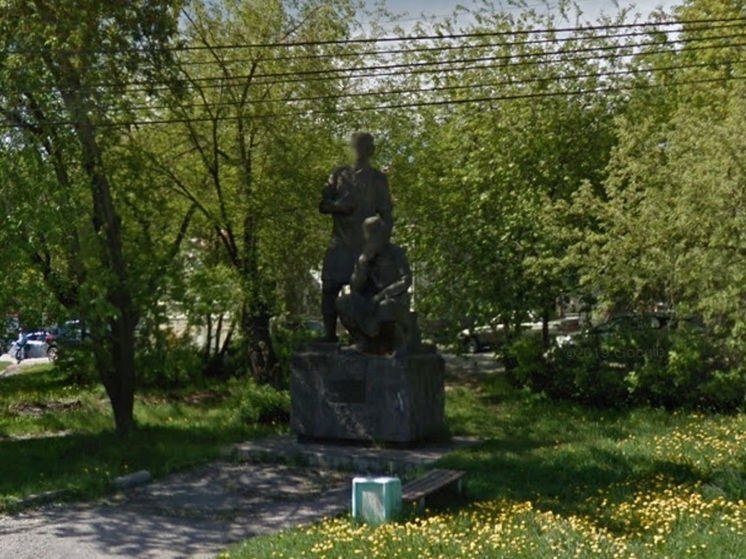 40-килограммовая плита упала на девочку с памятника в Реже