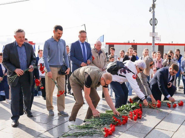 К памятнику Гагарину в Саратове возложили сотни цветов