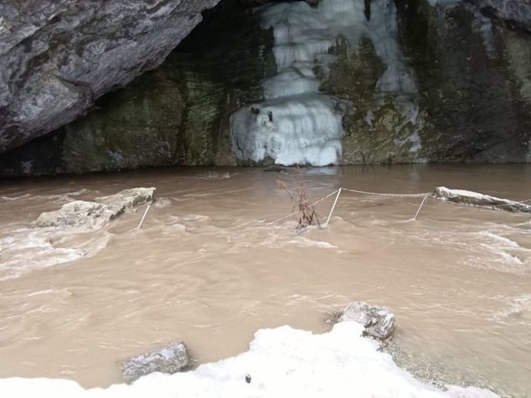 В Башкирии паводковыми водами подтопило вход в пещеру Шульган-Таш