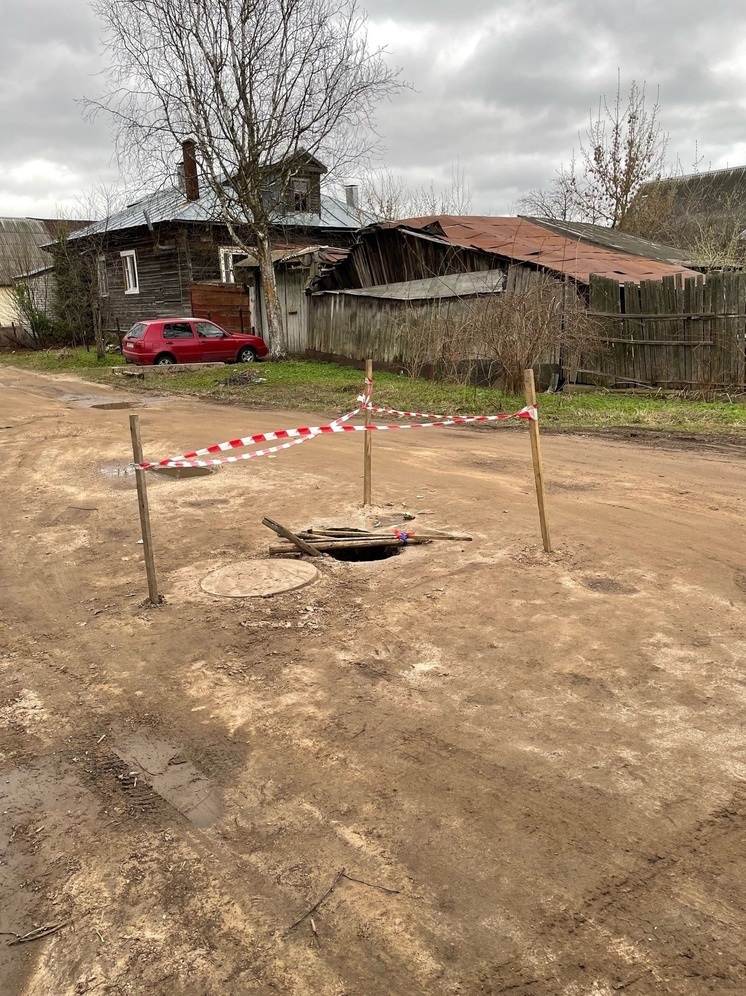 Яма возле детского сада продолжает беспокоить жителей Тверской области