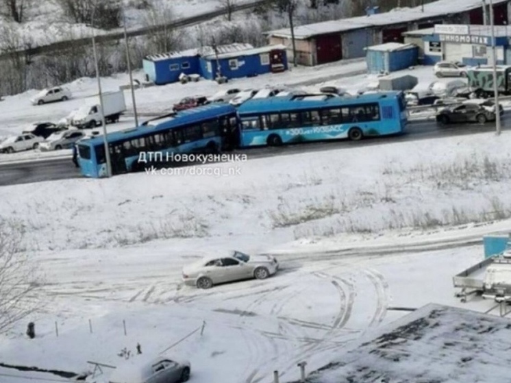 Лобовое столкновение двух пассажирских автобусов произошло в Новокузнецке