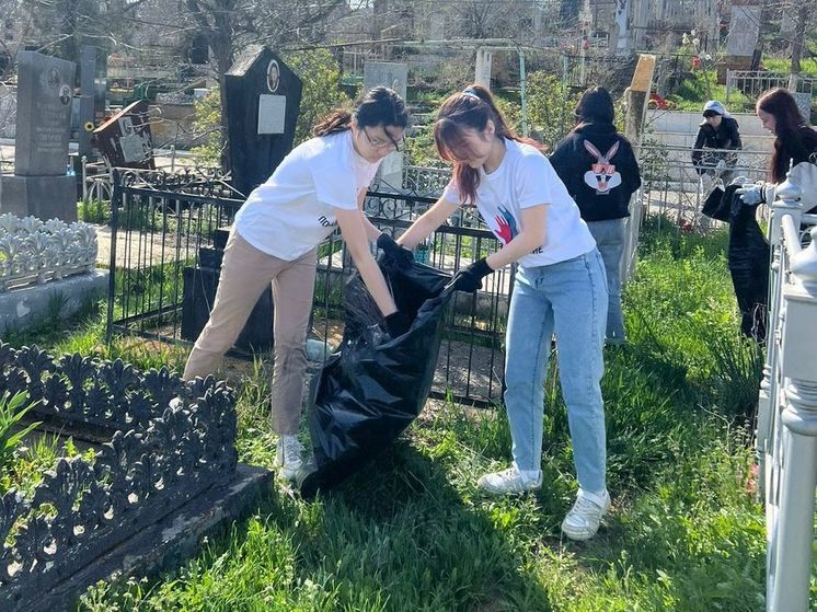 В Астрахани очищают историческую память от мусора