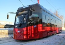 Утром 12 апреля на проспекте Ленина в Барнауле с рельсов сошел новый белорусский трамвай.