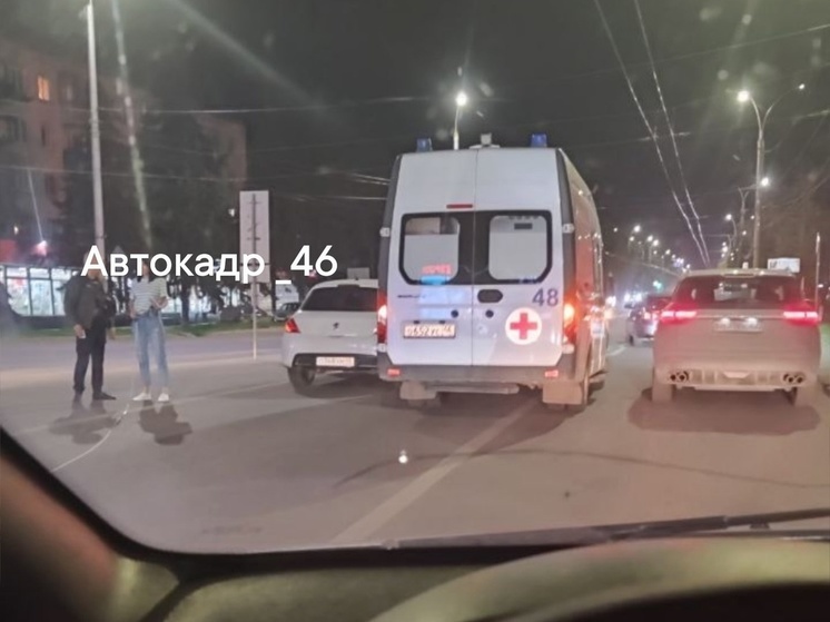 В центре Курске столкнулись карета скорой помощи и легковушка Peugeot