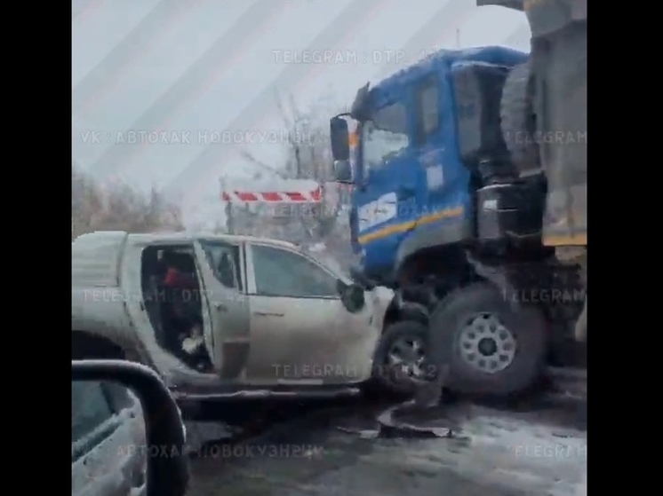 Пикап и грузовик устроили жесткое ДТП на кузбасской трассе