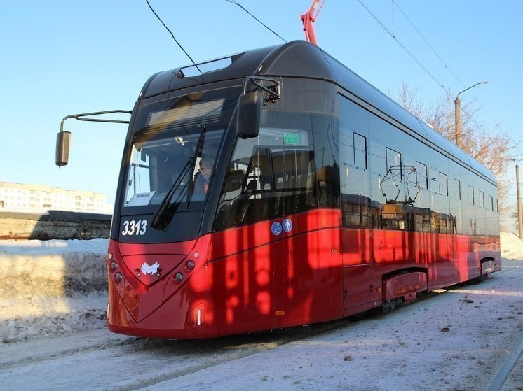 В центре Барнаула очередной белорусский трамвай сошел с рельсов