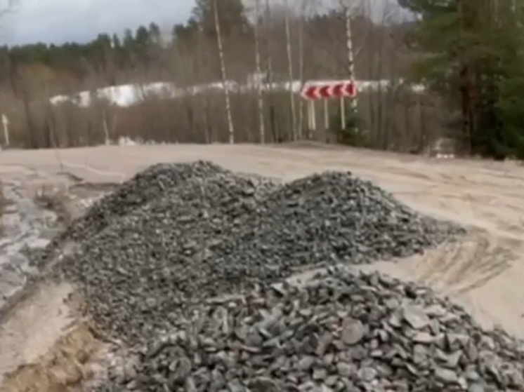 Рабочие рассказали, когда починят размытую дорогу на западе Карелии