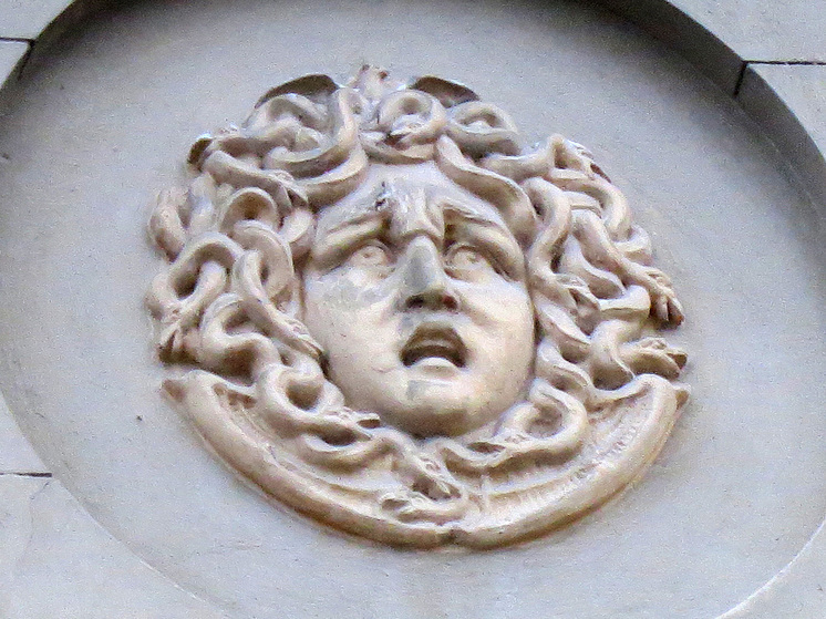 В Крыму нашли Медузу Горгону: археологи обнаружили древние золотые украшения с изображением мифической мегеры