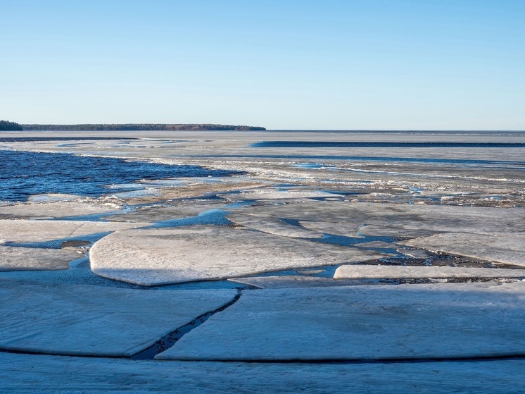 Пазл Онего: фотограф показал разбитые льды крупнейшего озера Карелии
