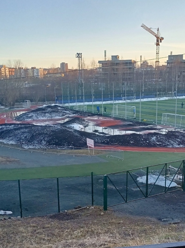 Кучи грязного снега губят новое покрытие стадиона в центре Петрозаводска