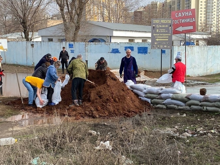 В Оренбурге на Уральской люди сами стараются дать отпор воде