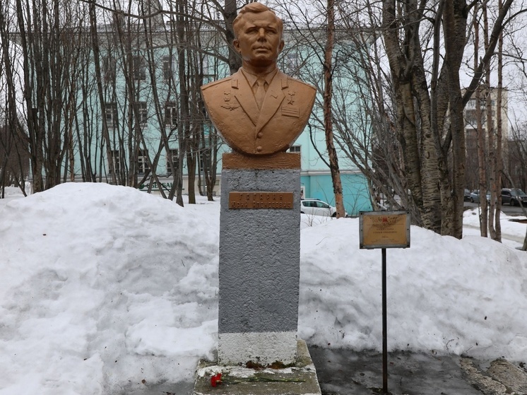 Военнослужащие Северного флота возложили цветы к памятнику Гагарину