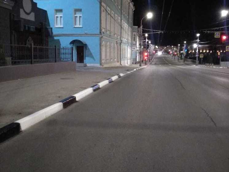 В Рязани приступили к покраске бордюров