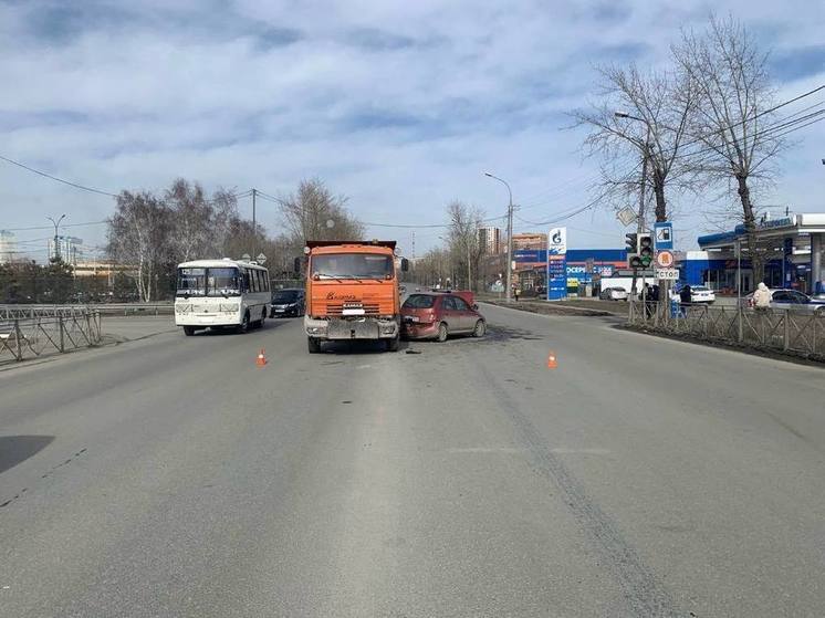 В Ленинском районе Новосибирска водитель КАМАЗа совершил столкновение с автомобилем