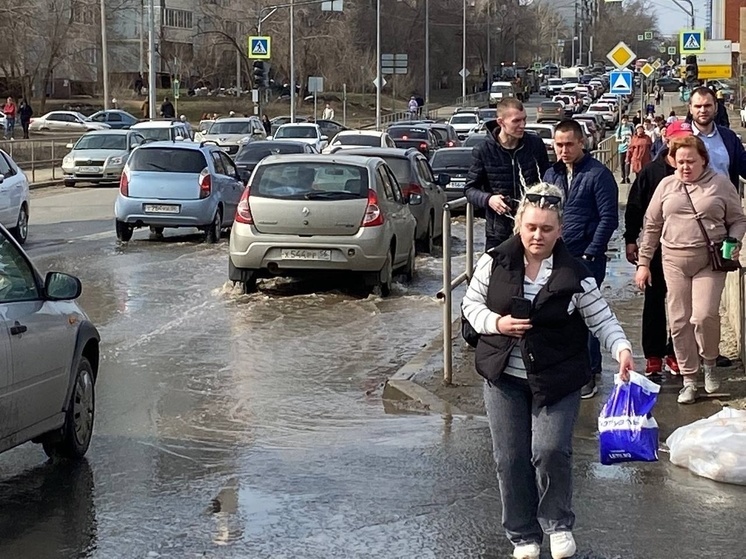 В Оренбурге из-за активности воды на Уральской на дороге образовалась огромная пробка