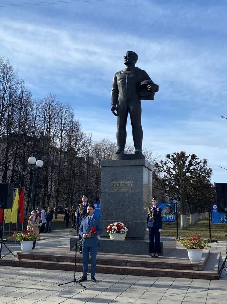 В Чебоксарах состоялось возложение цветов к памятнику Андрияну Николаеву