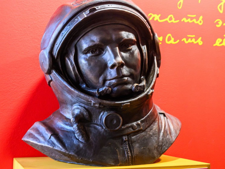 Музею истории космонавтики подарили бюст Юрия Гагарина
