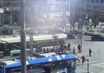 Днем 12 апреля трамвай «Довлатов» въехал в толпу петербуржцев, переходивших дорогу возле станции метро «Приморская». Прокуратура проводит проверку по факту ДТП.
