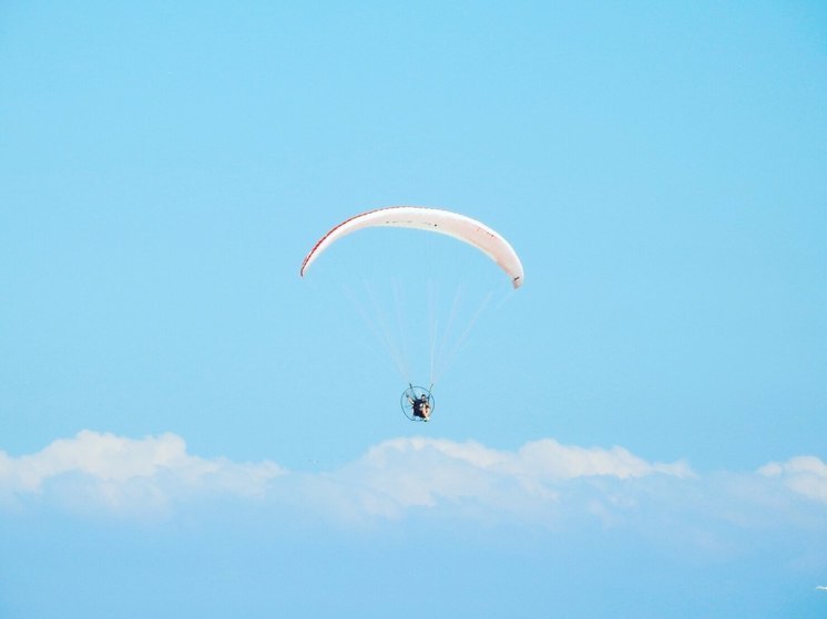 Россияне первыми в мире прыгнули с парашютами из стратосферы на Северный полюс