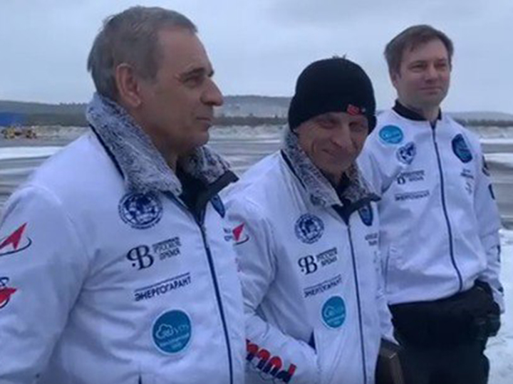Российский космонавт совершил с товарищами прыжок из стратосферы на Северный полюс