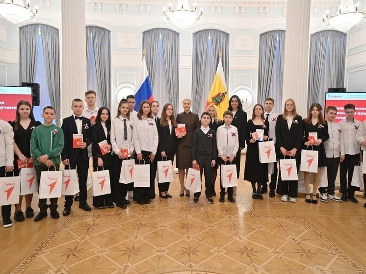 Анна Рослякова вручила паспорта рязанским школьникам