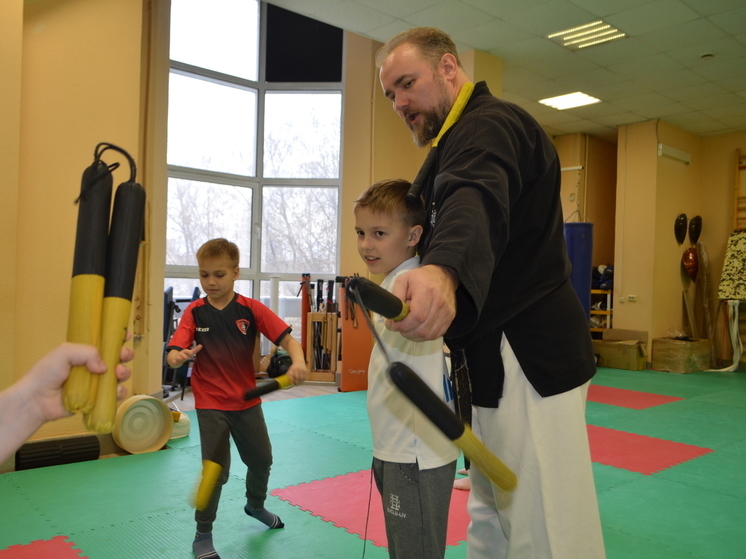 Президент Федерации кобудо Ивановской области провел тренировку для детей сотрудников