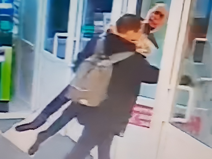 В Северодвинске мужчина украл ростовую фигуру при входе в торговый центр