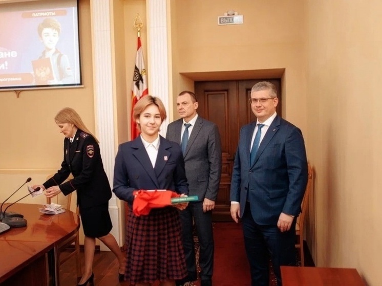 Юные смоляне получили паспорта из рук Главы города