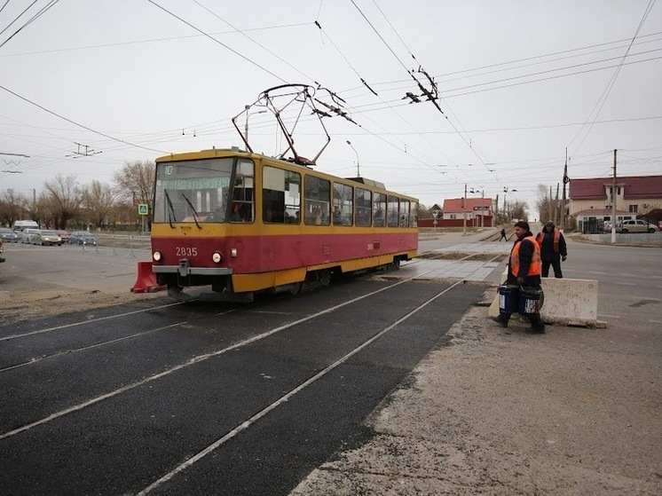  На севере Волгограда иномарка вылетела на трамвайные пути