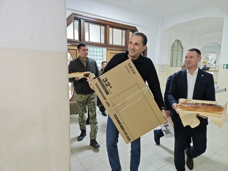 Сенатор Сахалина и Курил Хапочкин передал в военный госпиталь телевизоры