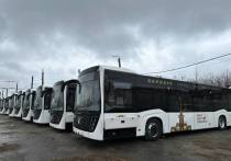В Барнауле на баланс города передали новые автобусы, закупленные на средства специального казначейского кредита. Сейчас завершается их брендирование в тематике нацпроекта «Безопасные качественные дороги».
