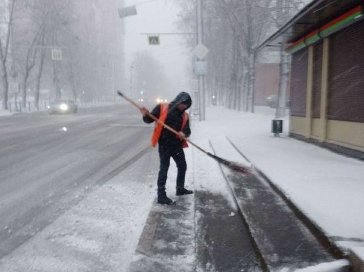 В Иркутске убирают последствия снегопада