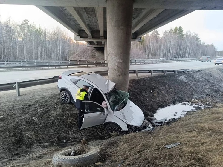 На свердловской трассе водитель Lada врезался в опору моста и погиб