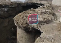 На улице Анатолия в Новоалтайске на проезжей части образовалась огромная яма. Профильные службы поспешили оградить место провала бетонными блоками и ограничительной лентой.
