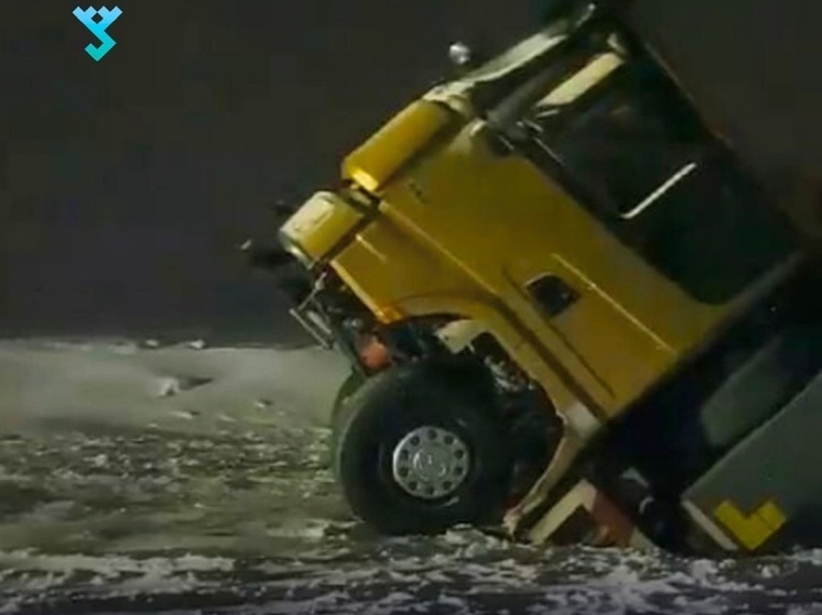 Близ Лабытнанги мусоровоз провалился под лед зимника