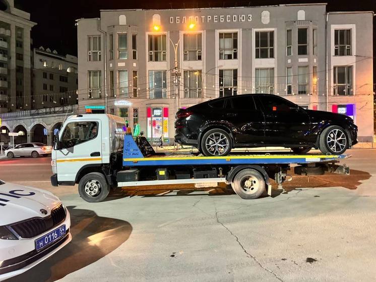 BMW X6 и еще три автомобиля эвакуировали в Новосибирске ночью